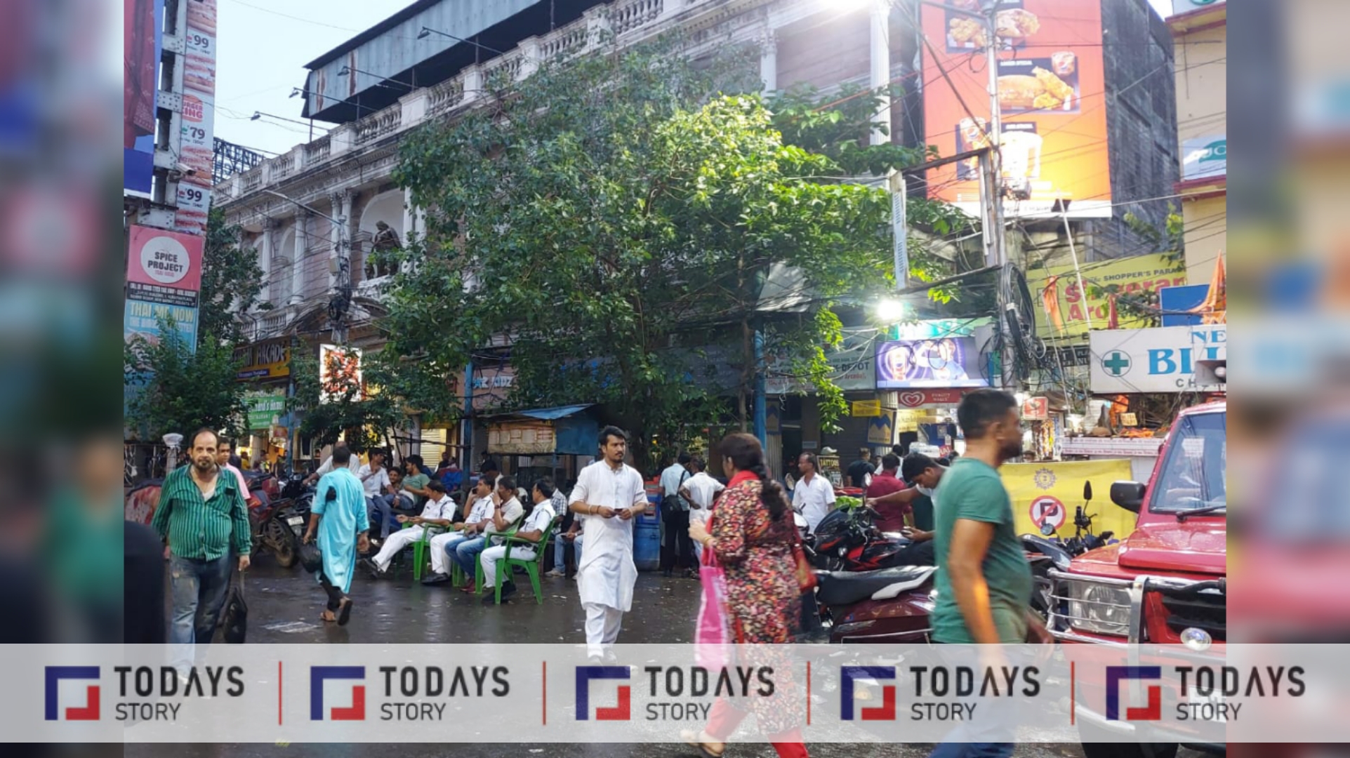 হকার – ব্যবসায়ী সংঘর্ষ, রণক্ষেত্র নিউ মার্কেট, পুলিশ, উঠল অবরোধ