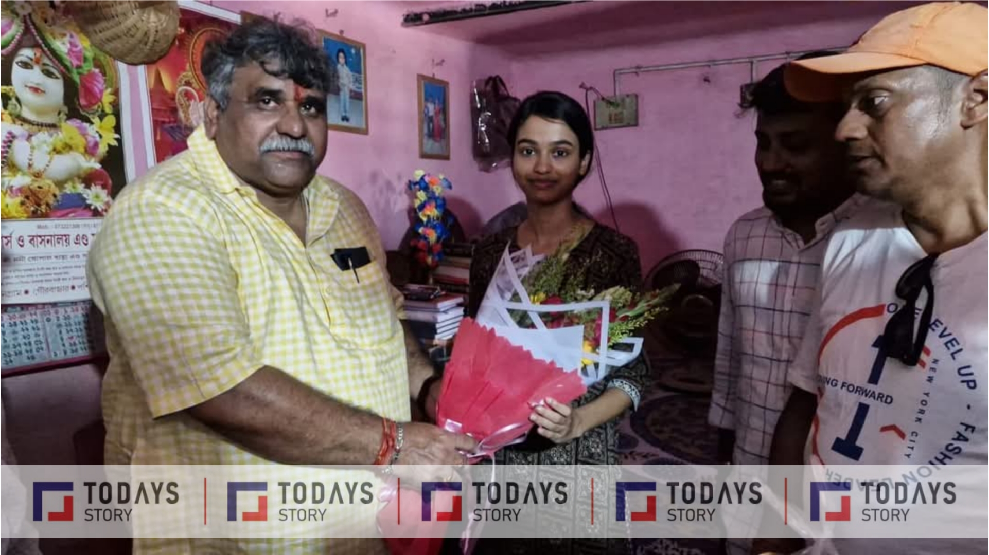 উচ্চ মাধ্যমিকে জেলার মধ্যে প্রথম, শ্রীপর্ণার বাড়িতে ফুলের স্তবক হাতে জিতেন্দ্র তিওয়ারি